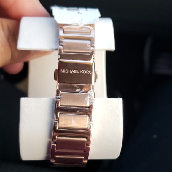 Michael Kors rose gold watch and bracelet - Picture 4 of 11